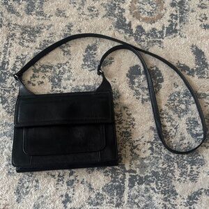 Fossil vintage black leather crossbody like new! Perfect for travel.